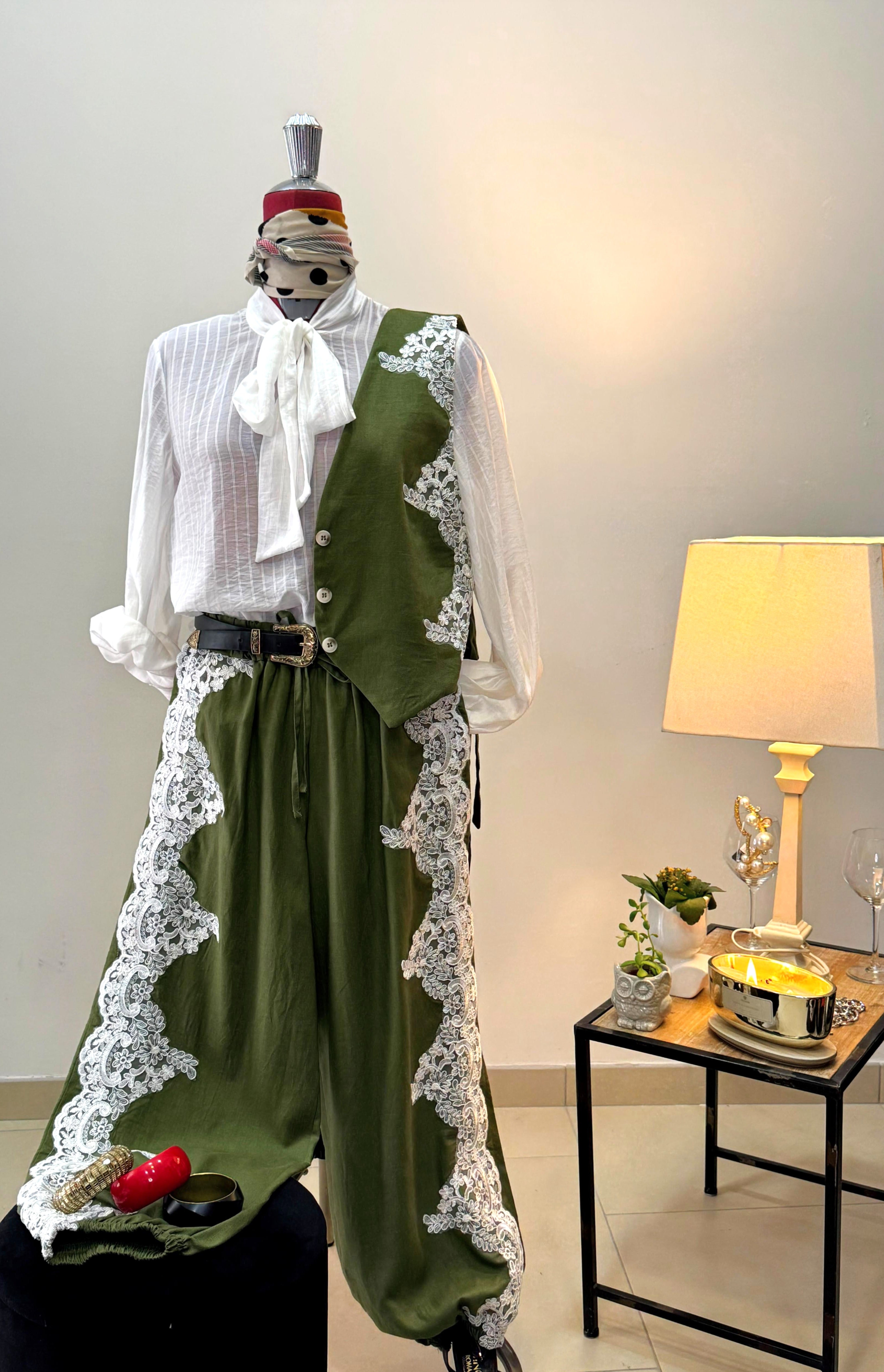 COORDINATO PANTALONE E GILLET CON APPLICAZIONE DI PIZZO SUL FIANCO