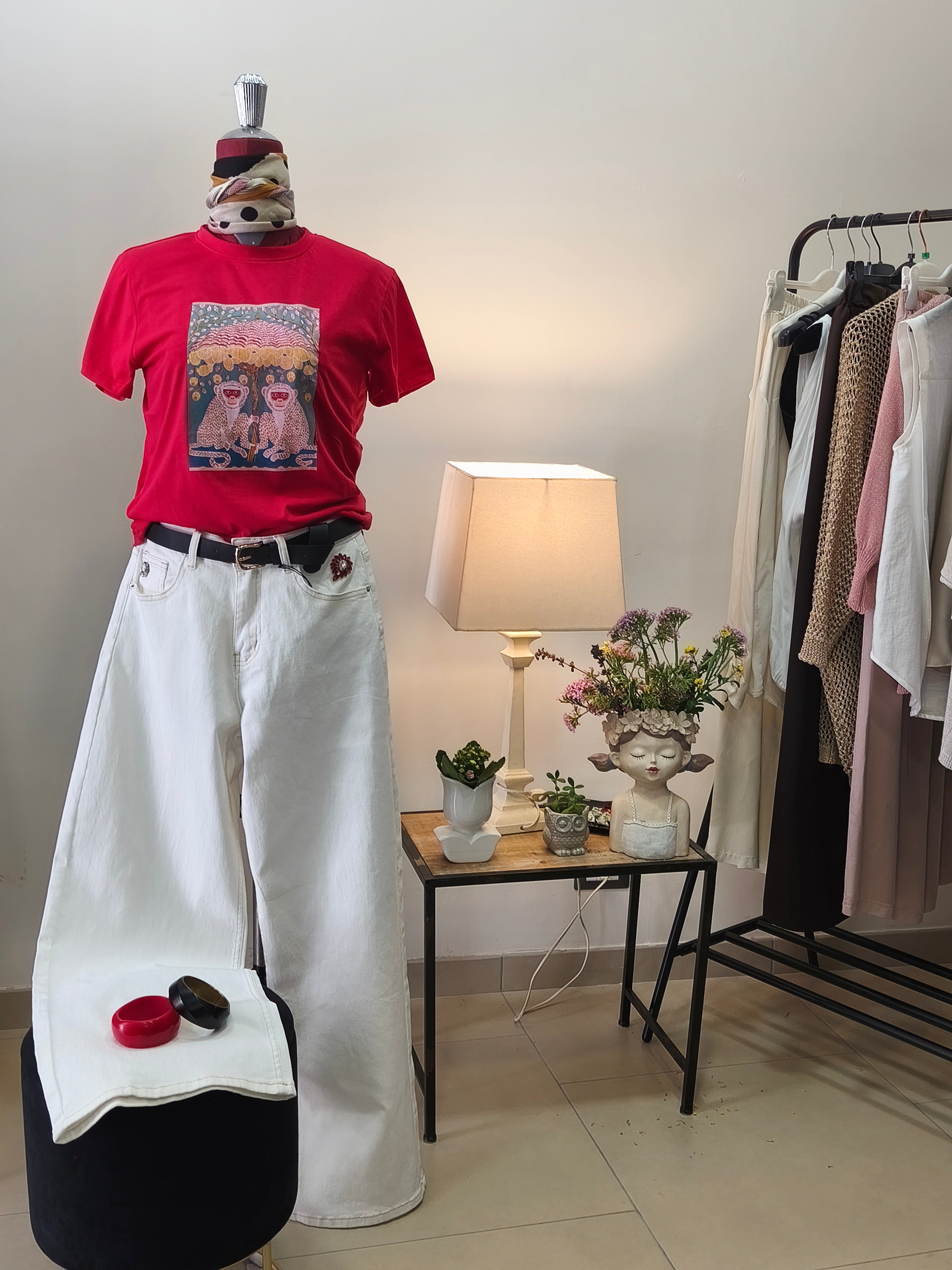 JEANS COTONE ELASTICIZZATO CON FONDO A ZAMPA ED APPLICAZIONI STRASS SUL TASCHINO