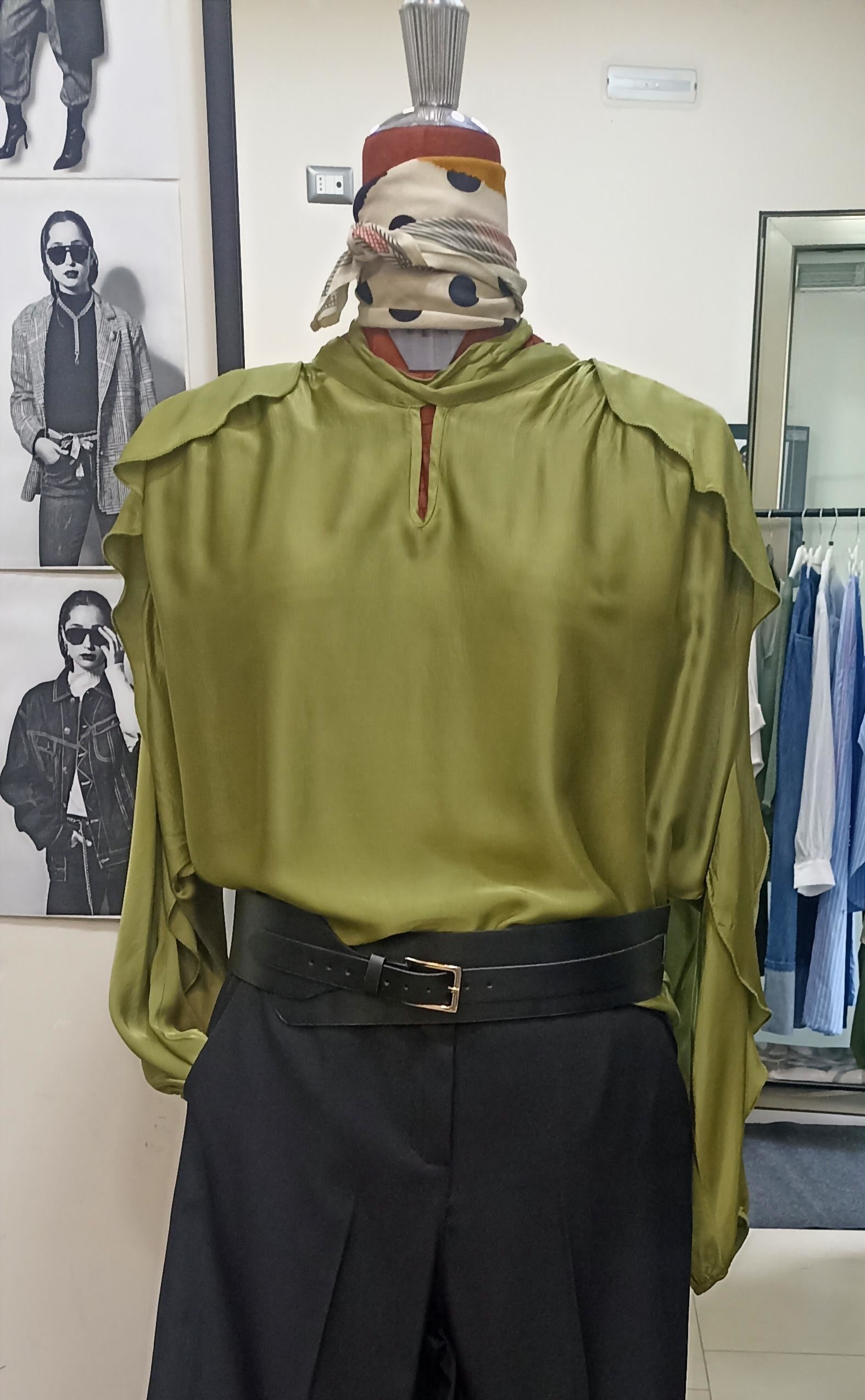 BLUSA CON ROUCE SULLE MANICHE E SPALLE