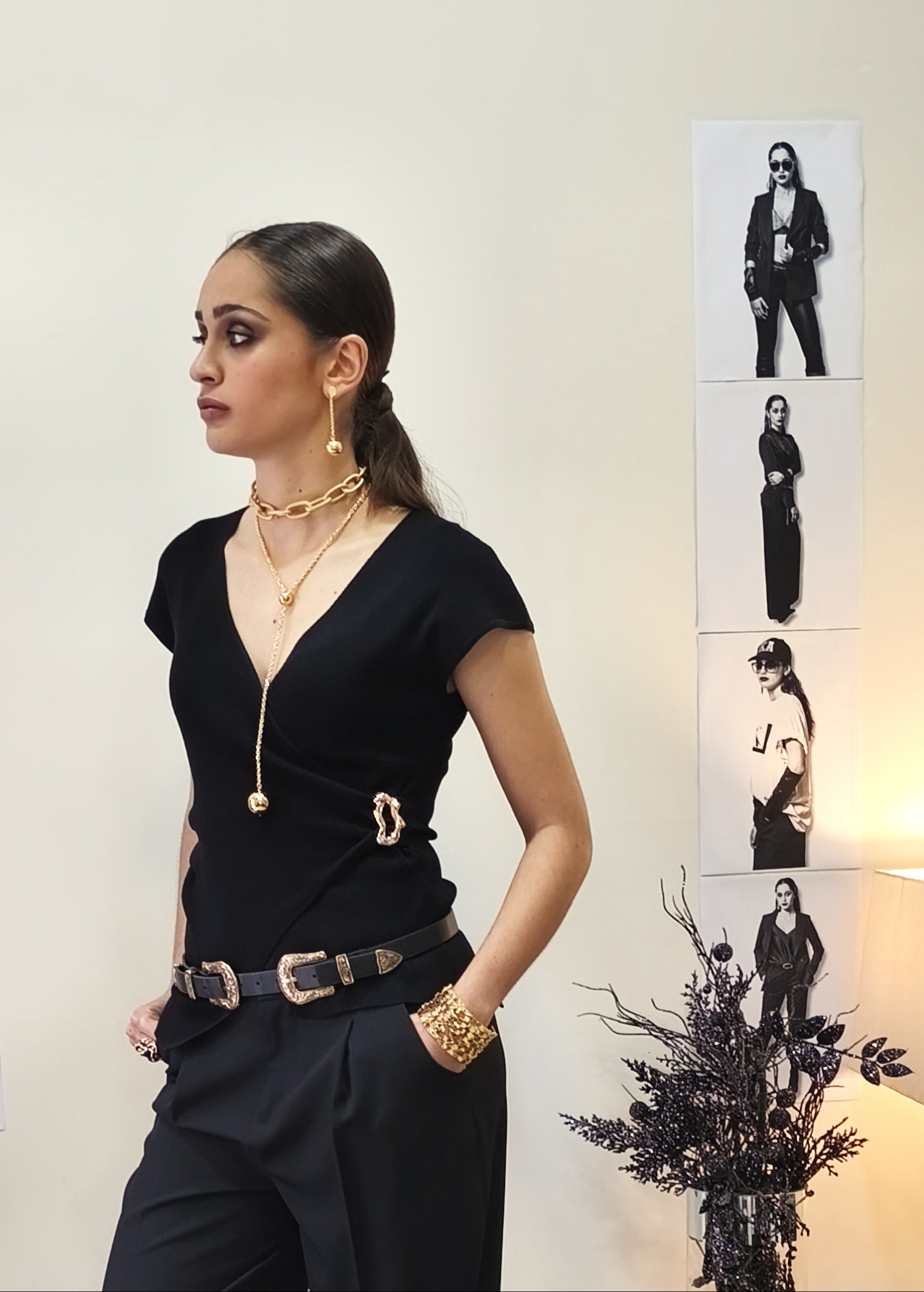 MAGLIA IN FILO CON ACCESSORIO GOLD SUL FIANCO