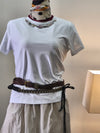 T-SHIRT CON APPLICAZIONE DI PIETRE STRASS SUL COLLETTO