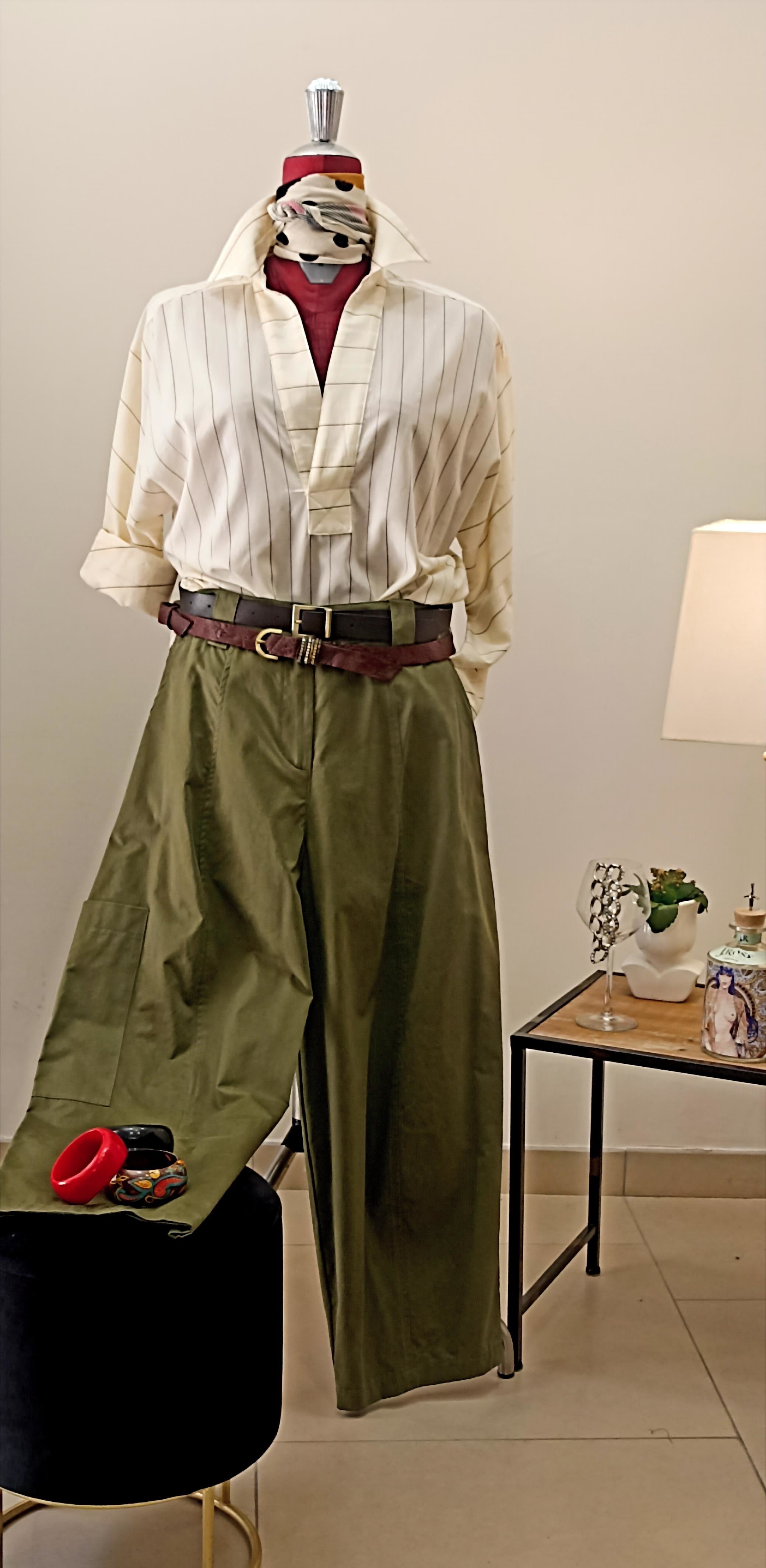 CAMICIA A RIGHE CON SCOLLO A V- MANICA PIPISTRELLO