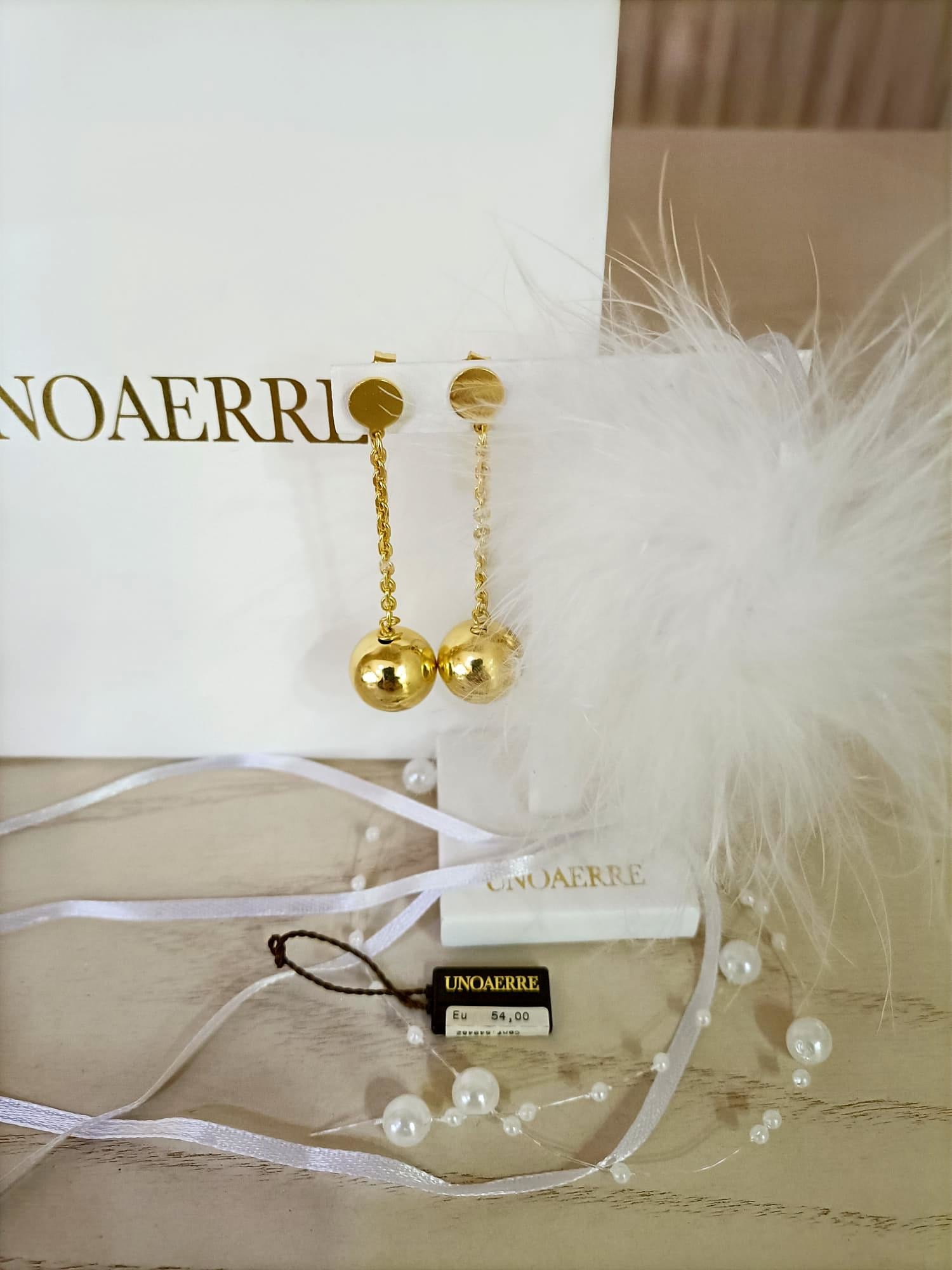 MAGLIA IN FILO CON ACCESSORIO GOLD SUL FIANCO