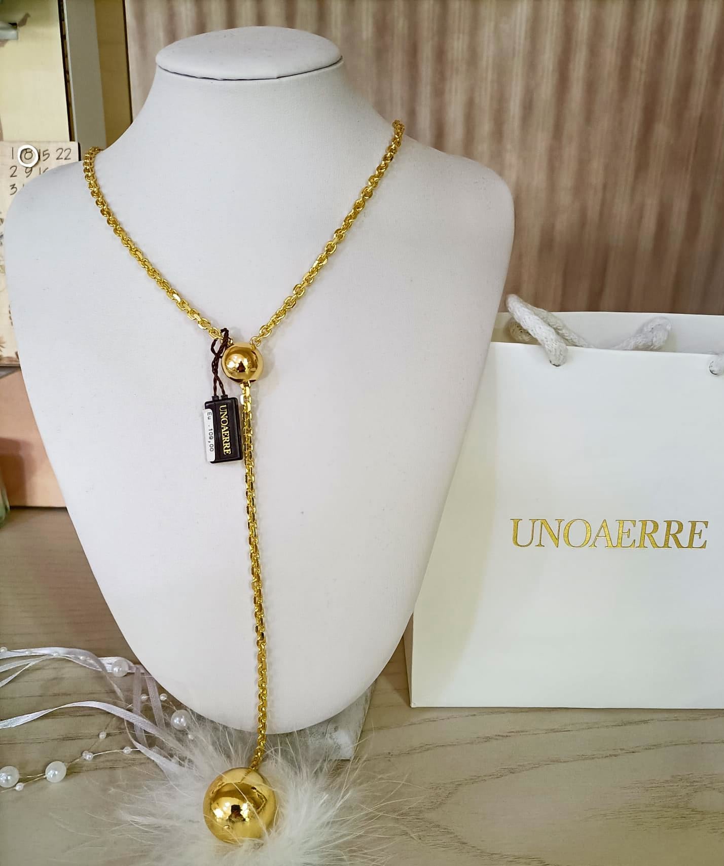 MAGLIA IN FILO CON ACCESSORIO GOLD SUL FIANCO